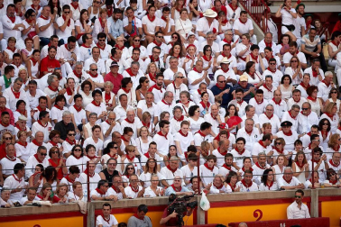 Público asistente a la Plaza de Toros de Pamplona durante la segunda corrida de la Feria del Toro 2018.