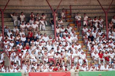 Público asistente a la Plaza de Toros de Pamplona durante la segunda corrida de la Feria del Toro 2018.