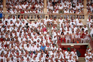 Público asistente a la Plaza de Toros de Pamplona durante la segunda corrida de la Feria del Toro 2018.