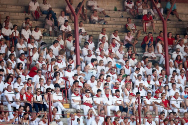 Público asistente a la Plaza de Toros de Pamplona durante la segunda corrida de la Feria del Toro 2018.