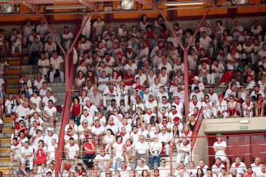 Público asistente a la Plaza de Toros de Pamplona durante la segunda corrida de la Feria del Toro 2018.