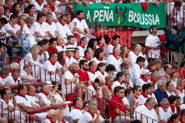 Público asistente a la Plaza de Toros de Pamplona durante la segunda corrida de la Feria del Toro 2018.