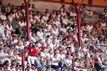 Público asistente a la Plaza de Toros de Pamplona durante la segunda corrida de la Feria del Toro 2018.