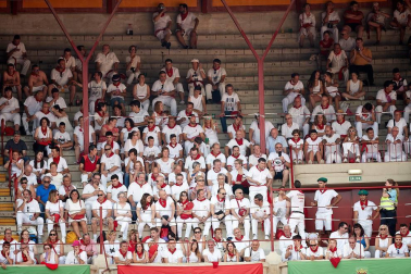 Público asistente a la Plaza de Toros de Pamplona durante la segunda corrida de la Feria del Toro 2018.