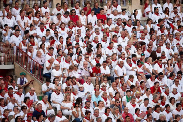 Público asistente a la Plaza de Toros de Pamplona durante la segunda corrida de la Feria del Toro 2018.