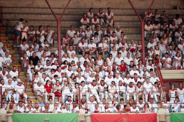 Público asistente a la Plaza de Toros de Pamplona durante la segunda corrida de la Feria del Toro 2018.