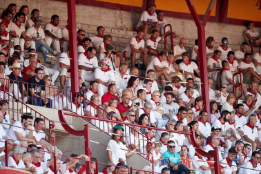 Público asistente a la Plaza de Toros de Pamplona durante la segunda corrida de la Feria del Toro 2018.