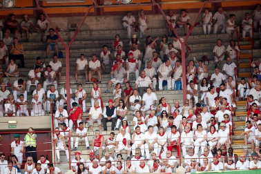 Público asistente a la Plaza de Toros de Pamplona durante la segunda corrida de la Feria del Toro 2018.