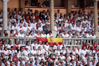 Público asistente a la Plaza de Toros de Pamplona durante la segunda corrida de la Feria del Toro 2018.