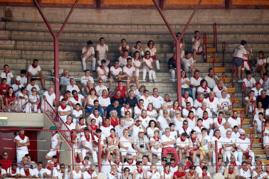 Público asistente a la Plaza de Toros de Pamplona durante la segunda corrida de la Feria del Toro 2018.
