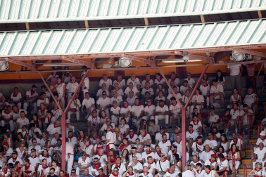 Público asistente a la Plaza de Toros de Pamplona durante la segunda corrida de la Feria del Toro 2018.