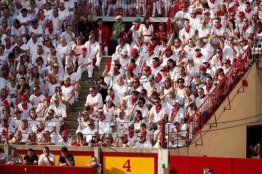 Público asistente a la Plaza de Toros de Pamplona durante la segunda corrida de la Feria del Toro 2018.