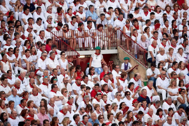 Público asistente a la Plaza de Toros de Pamplona durante la segunda corrida de la Feria del Toro 2018.