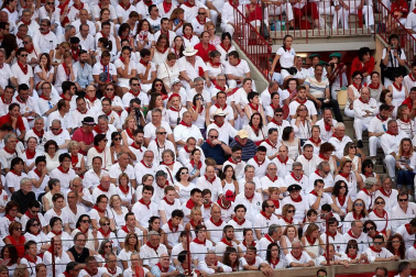 Público asistente a la Plaza de Toros de Pamplona durante la segunda corrida de la Feria del Toro 2018.