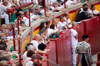 Público asistente a la Plaza de Toros de Pamplona durante la segunda corrida de la Feria del Toro 2018.