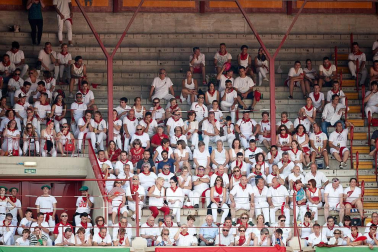 Público asistente a la Plaza de Toros de Pamplona durante la segunda corrida de la Feria del Toro 2018.