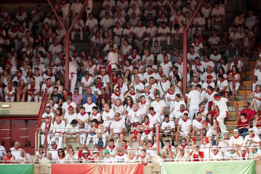 Público asistente a la Plaza de Toros de Pamplona durante la segunda corrida de la Feria del Toro 2018.