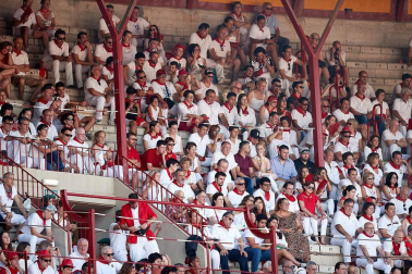 Público asistente a la Plaza de Toros de Pamplona durante la segunda corrida de la Feria del Toro 2018.