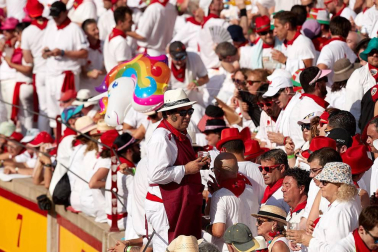 Público asistente a la Plaza de Toros de Pamplona durante la segunda corrida de la Feria del Toro 2018.
