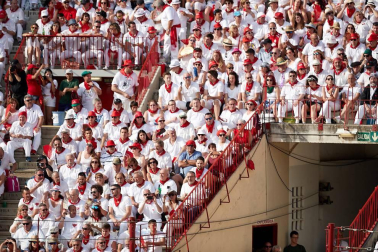Público asistente a la Plaza de Toros de Pamplona durante la segunda corrida de la Feria del Toro 2018.