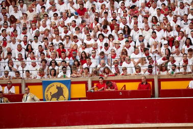 Público asistente a la Plaza de Toros de Pamplona durante la segunda corrida de la Feria del Toro 2018.