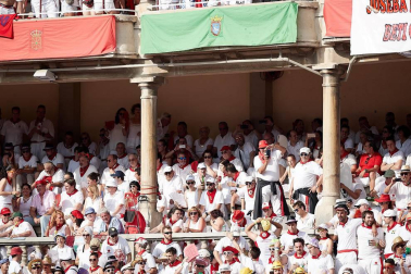 Público asistente a la Plaza de Toros de Pamplona durante la segunda corrida de la Feria del Toro 2018.