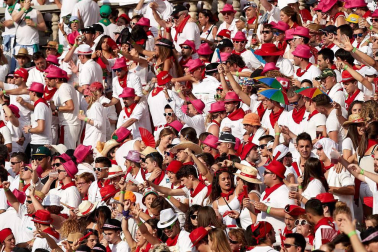 Público asistente a la Plaza de Toros de Pamplona durante la segunda corrida de la Feria del Toro 2018.