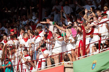 Público asistente a la Plaza de Toros de Pamplona durante la segunda corrida de la Feria del Toro 2018.