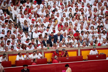Público asistente a la Plaza de Toros de Pamplona durante la segunda corrida de la Feria del Toro 2018.