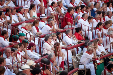 Público asistente a la Plaza de Toros de Pamplona durante la segunda corrida de la Feria del Toro 2018.