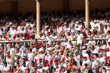 Público asistente a la Plaza de Toros de Pamplona durante la segunda corrida de la Feria del Toro 2018.