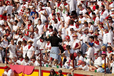 Público asistente a la Plaza de Toros de Pamplona durante la segunda corrida de la Feria del Toro 2018.