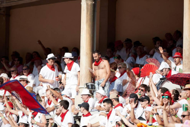 Público asistente a la Plaza de Toros de Pamplona durante la segunda corrida de la Feria del Toro 2018.