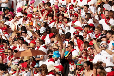 Público asistente a la Plaza de Toros de Pamplona durante la segunda corrida de la Feria del Toro 2018.