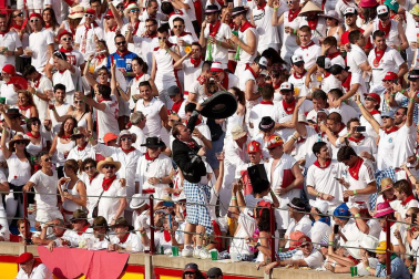 Público asistente a la Plaza de Toros de Pamplona durante la segunda corrida de la Feria del Toro 2018.