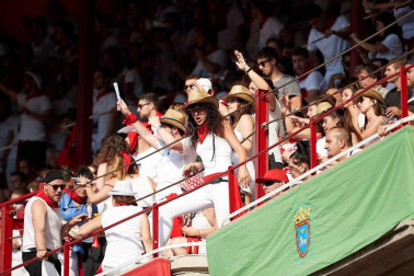 Público asistente a la Plaza de Toros de Pamplona durante la segunda corrida de la Feria del Toro 2018.
