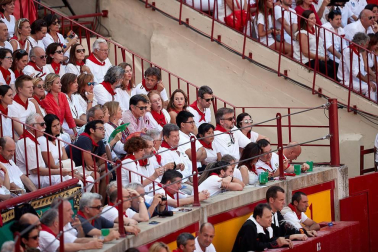 Público asistente a la Plaza de Toros de Pamplona durante la segunda corrida de la Feria del Toro 2018.