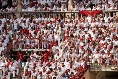 Público asistente a la Plaza de Toros de Pamplona durante la segunda corrida de la Feria del Toro 2018.