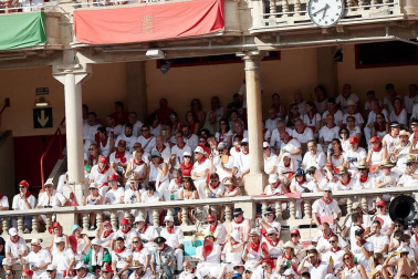 Público asistente a la Plaza de Toros de Pamplona durante la segunda corrida de la Feria del Toro 2018.