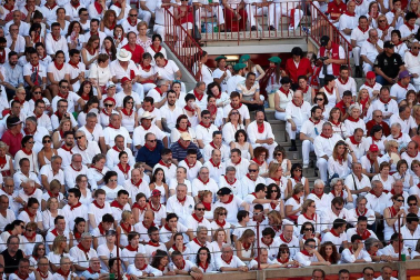Público asistente a la Plaza de Toros de Pamplona durante la segunda corrida de la Feria del Toro 2018.