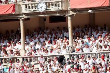Público asistente a la Plaza de Toros de Pamplona durante la segunda corrida de la Feria del Toro 2018.