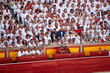 Público asistente a la Plaza de Toros de Pamplona durante la segunda corrida de la Feria del Toro 2018.