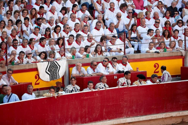 Público asistente a la Plaza de Toros de Pamplona durante la segunda corrida de la Feria del Toro 2018.