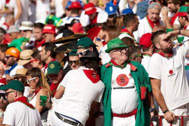 Público asistente a la Plaza de Toros de Pamplona durante la segunda corrida de la Feria del Toro 2018.