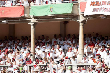 Público asistente a la Plaza de Toros de Pamplona durante la segunda corrida de la Feria del Toro 2018.