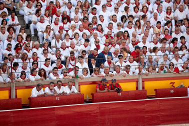 Público asistente a la Plaza de Toros de Pamplona durante la segunda corrida de la Feria del Toro 2018.