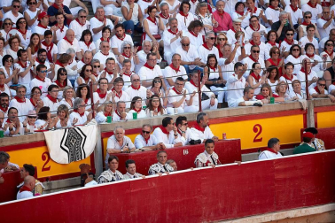 Público asistente a la Plaza de Toros de Pamplona durante la segunda corrida de la Feria del Toro 2018.