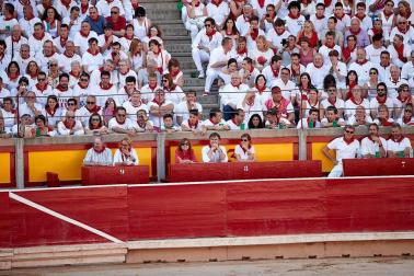 Público asistente a la Plaza de Toros de Pamplona durante la segunda corrida de la Feria del Toro 2018.