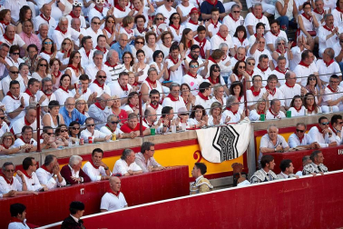 Público asistente a la Plaza de Toros de Pamplona durante la segunda corrida de la Feria del Toro 2018.