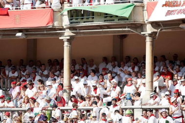 Público asistente a la Plaza de Toros de Pamplona durante la segunda corrida de la Feria del Toro 2018.